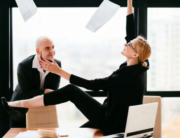 ¿Sigues ganando lo mismo de hace tres años? Aquí está la guía para negociar tu sueldo sin que te tiemble la voz